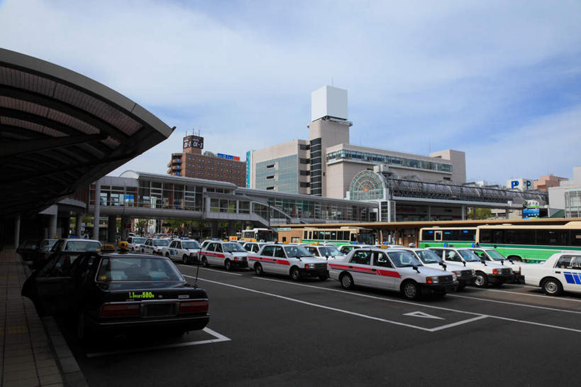 无人,横图,室外,白天,正面,旅游,度假,公共汽车,车站,汽车,秋田县,日本,亚洲,许多,阴影,光线,影子,房屋,屋子,云,云朵,分界线,巴士,停车线,云彩,顶棚,娱乐,楼房,车,排列,蓝色,白云,蓝天,天空,阳光,交通工具,轿车,天,享受,休闲,放松,车行道,车行道分界线,队列,标线,东亚,车行线,本州,本州岛,日本国,秋田,彩图,房子