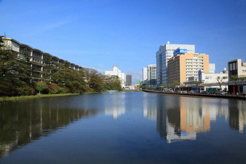 无人,家,横图,室外,白天,正面,旅游,度假,河流,树林,水,植物,秋田县,日本,亚洲,阴影,光线,影子,房屋,屋子,河水,水流,云,云朵,云彩,娱乐,楼房,住宅,树,树木,蓝色,绿色,白云,蓝天,天空,阳光,自然,天,享受,休闲,放松,生长,成长,东亚,本州,本州岛,日本国,秋田,彩图,房子