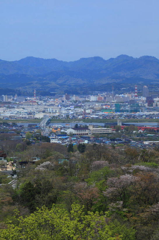 无人,家,竖图,俯视,航拍,室外,白天,旅游,度假,草地,草坪,河流,山,山脉,树林,水,植物,秋田县,日本,亚洲,许多,阴影,光线,影子,房屋,屋子,河水,山峰,水流,山峦,娱乐,楼房,住宅,草,树,树木,排列,蓝色,绿色,蓝天,天空,阳光,自然,群山,天,享受,休闲,放松,生长,成长,鸟瞰,队列,东亚,本州,本州岛,日本国,秋田,彩图,高角度拍摄,房子