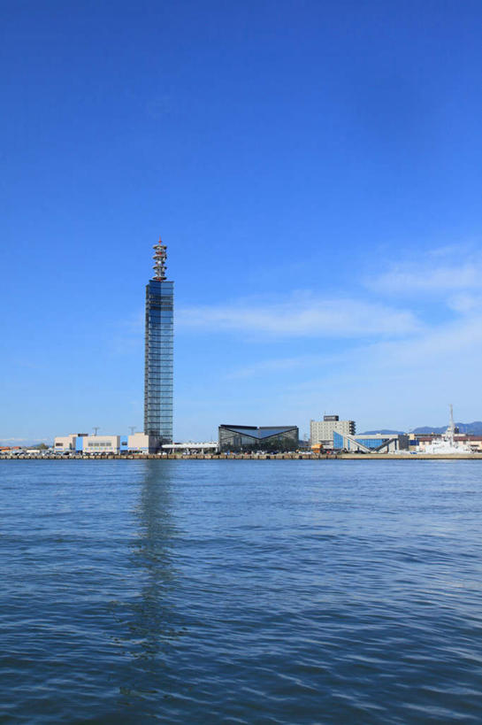 无人,高楼大厦,竖图,室外,白天,正面,旅游,度假,海浪,海洋,大厦,建筑,摩天大楼,秋田县,日本,亚洲,许多,阴影,光线,影子,房屋,屋子,浪花,云,云朵,云彩,娱乐,楼房,蓝色,白云,蓝天,天空,阳光,海水,天,享受,休闲,放松,海景,东亚,本州,本州岛,日本国,秋田,大海,风浪,海,海水的波动,近岸浪,涌浪,彩图,房子,大楼,高层建筑,高楼,摩天楼