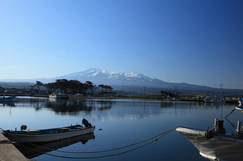无人,横图,室外,白天,正面,旅游,度假,海浪,海洋,山,山脉,雪,大雪,轮船,船,秋田县,日本,亚洲,阴影,光线,影子,积雪,浪花,山峰,雪景,冬天,山峦,娱乐,蓝色,蓝天,天空,阳光,海水,群山,天,享受,休闲,放松,停泊,海景,东亚,本州,本州岛,日本国,秋田,大海,风浪,海,海水的波动,近岸浪,涌浪,彩图
