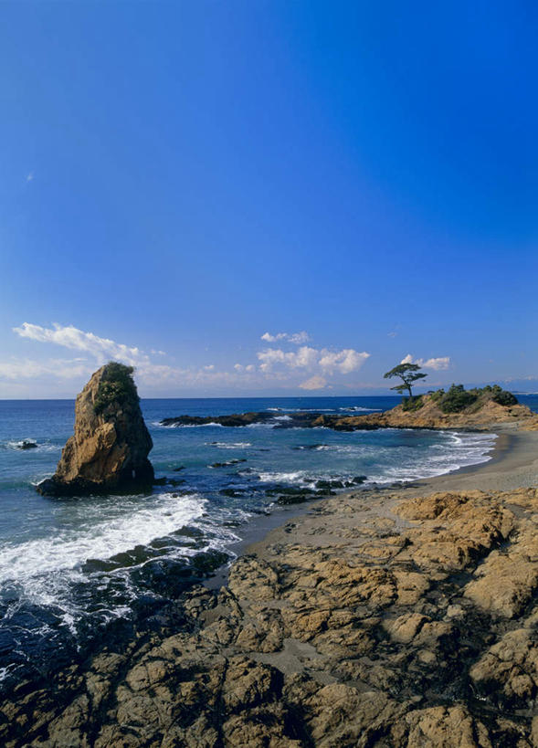无人,竖图,室外,白天,正面,旅游,度假,礁石,石头,美景,沙滩,神奈川,日本,亚洲,阴影,光线,沙子,石子,影子,海岸,景观,云,云朵,沙地,神奈川县,云彩,娱乐,蓝色,白云,蓝天,天空,阳光,自然,天,享受,休闲,景色,放松,自然风光,东亚,本州,关东地方,本州岛,日本国,海滩,礁,石块,岩石,彩图