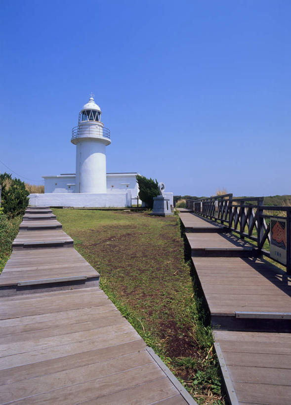 无人,栏杆,竖图,室外,白天,仰视,旅游,度假,草地,草坪,美景,植物,楼梯,神奈川,日本,亚洲,阴影,光线,影子,阶梯,景观,围栏,灯塔,神奈川县,娱乐,护栏,台阶,草,蓝色,绿色,蓝天,天空,阳光,自然,天,享受,休闲,景色,放松,自然风光,东亚,本州,关东地方,本州岛,日本国,彩图,低角度拍摄