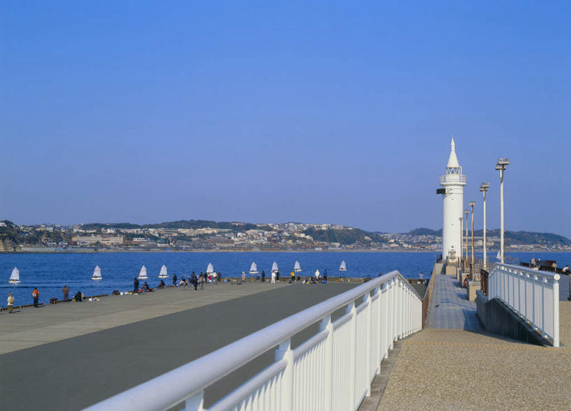 无人,栏杆,横图,室外,白天,正面,旅游,度假,海浪,海洋,山,道路,路,公路,神奈川,日本,亚洲,阴影,光线,影子,浪花,山峰,围栏,灯塔,交通,山峦,神奈川县,娱乐,护栏,蓝色,蓝天,天空,阳光,海水,天,享受,休闲,放松,海景,东亚,本州,关东地方,本州岛,日本国,大海,风浪,海,海水的波动,近岸浪,涌浪,马路,彩图