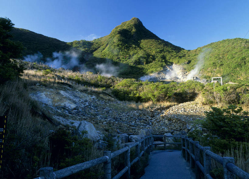 无人,栏杆,横图,室外,白天,正面,旅游,度假,草地,草坪,美景,山,植物,道路,路,神奈川,日本,亚洲,阴影,光线,影子,景观,山峰,围栏,小路,交通,山峦,神奈川县,娱乐,护栏,草,树,树木,蓝色,绿色,蓝天,天空,阳光,自然,天,享受,休闲,景色,放松,生长,成长,自然风光,东亚,本州,关东地方,本州岛,日本国,中部地方,山梨,山梨县,彩图