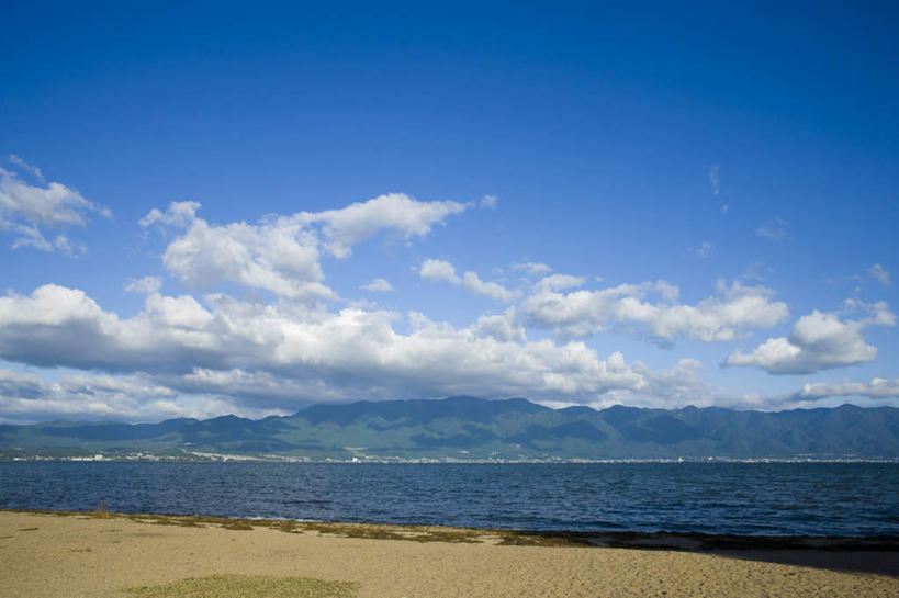 无人,横图,室外,白天,正面,旅游,度假,海浪,海洋,美景,沙滩,山,日本,亚洲,阴影,光线,沙子,影子,海岸,景观,浪花,山峰,云,云朵,沙地,山峦,云彩,娱乐,蓝色,白云,蓝天,天空,阳光,自然,海水,天,享受,休闲,景色,放松,自然风光,海景,东亚,本州,本州岛,日本国,近畿地方,近畿,滋贺,滋贺县,大海,风浪,海,海水的波动,海滩,近岸浪,涌浪,彩图