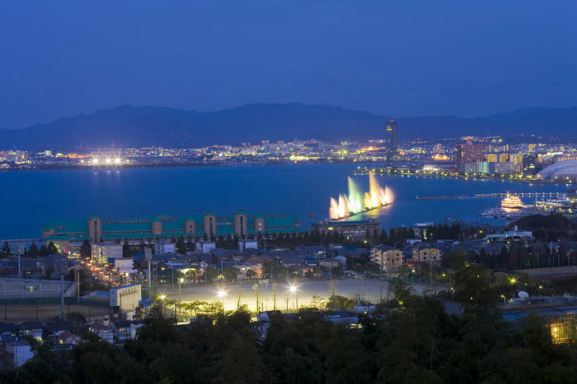 无人,横图,俯视,航拍,室外,白天,旅游,度假,海浪,海洋,山,路灯,喷泉,日本,亚洲,许多,房屋,屋子,浪花,山峰,灯光,山峦,娱乐,楼房,灯,排列,蓝色,蓝天,天空,海水,天,享受,休闲,放松,照明设备,鸟瞰,队列,海景,东亚,本州,本州岛,日本国,近畿地方,近畿,滋贺,滋贺县,大海,风浪,海,海水的波动,近岸浪,涌浪,彩图,高角度拍摄,房子