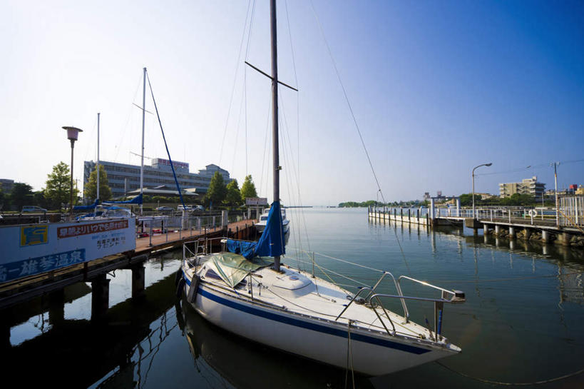 无人,码头,横图,室外,白天,正面,旅游,度假,海浪,海洋,港口,轮船,指示牌,船,日本,亚洲,阴影,光线,日文,标志,文字,影子,浪花,娱乐,标识,蓝色,蓝天,天空,阳光,海水,绳子,天,享受,休闲,放松,绳索,停泊,缆绳,海景,东亚,本州,本州岛,日本国,近畿地方,近畿,滋贺,滋贺县,大海,风浪,海,海水的波动,近岸浪,涌浪,彩图,摆渡口,埠头,渡口,渡头,港湾,海港,货运码头,口岸,商港