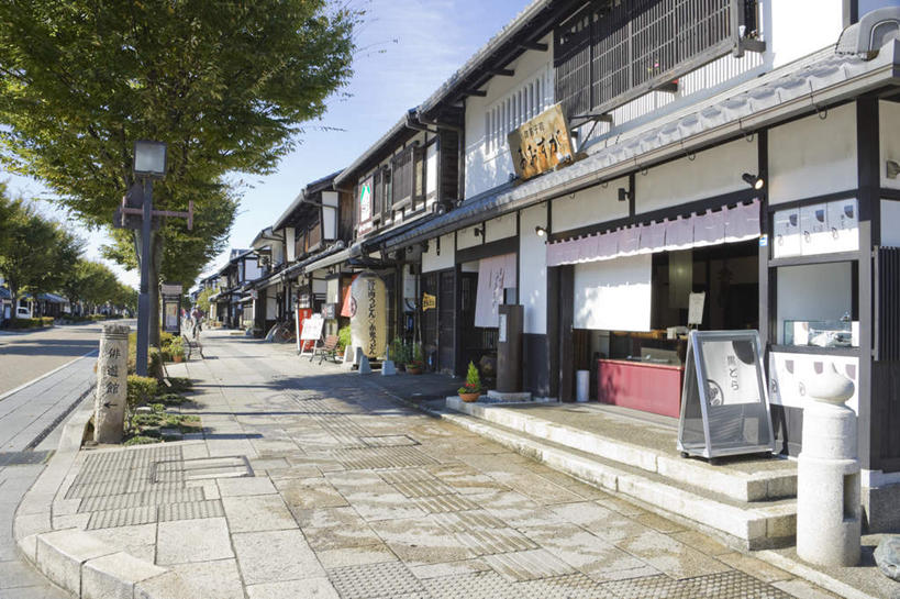 无人,横图,室外,白天,正面,旅游,度假,植物,楼梯,道路,路,公路,日本,亚洲,许多,阴影,光线,影子,房屋,阶梯,屋子,云,云朵,交通,云彩,娱乐,楼房,台阶,树,树木,排列,蓝色,绿色,白云,蓝天,天空,阳光,自然,天,享受,休闲,放松,生长,成长,队列,东亚,本州,本州岛,日本国,近畿地方,近畿,滋贺,滋贺县,马路,彩图,房子