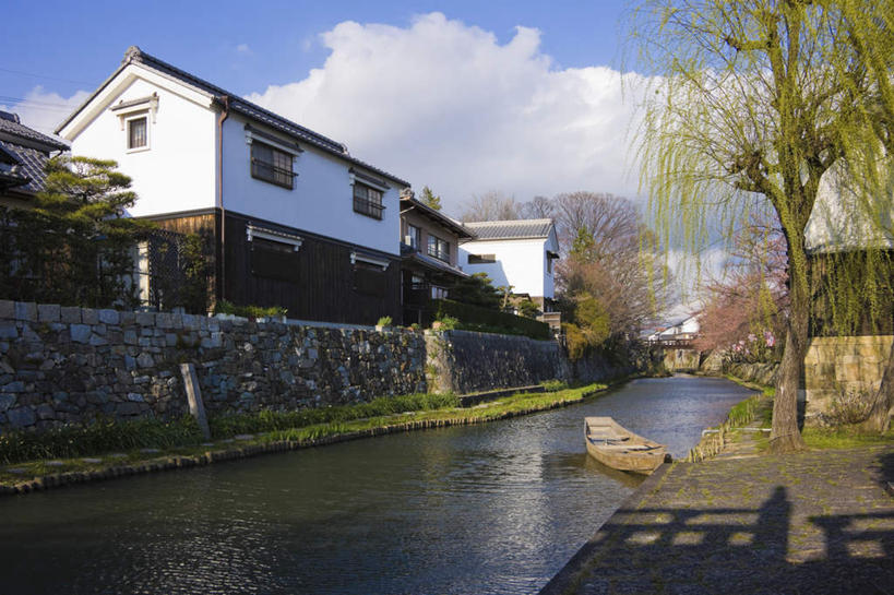 无人,家,横图,室外,白天,正面,旅游,度假,草地,草坪,河流,石头,水,植物,窗户,船,柳树,日本,亚洲,阴影,光线,石子,影子,房屋,屋子,河岸,河水,水流,云,云朵,木船,云彩,娱乐,楼房,玻璃窗,住宅,草,树,树木,蓝色,绿色,白云,蓝天,天空,阳光,自然,天,享受,休闲,放松,生长,成长,舟,停泊,东亚,本州,本州岛,日本国,近畿地方,近畿,滋贺,滋贺县,石块,岩石,彩图,房子