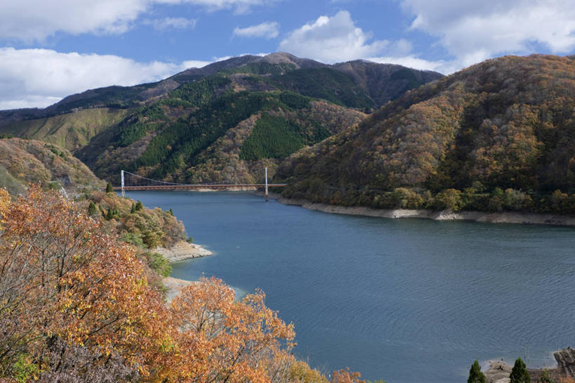 无人,横图,室外,白天,正面,旅游,度假,湖,湖泊,石头,美景,森林,山,山脉,树林,水,植物,大桥,立交桥,桥梁,日本,亚洲,阴影,光线,石子,影子,湖面,景观,山顶,山峰,水流,水面,云,云朵,高架,斜拉桥,桥,山峦,云彩,娱乐,树,树木,蓝色,绿色,白云,蓝天,天空,阳光,自然,湖水,群山,天,享受,休闲,景色,放松,生长,晴朗,成长,自然风光,东亚,沉积岩,本州,本州岛,日本国,中部地方,福井,福井县,颠峰,极峰,水成岩,石块,岩石,晴空,彩图,大野市
