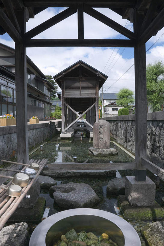 无人,家,木屋,栏杆,竖图,室外,白天,正面,旅游,度假,河流,水,植物,日本,亚洲,阴影,光线,电线,影子,河水,水流,云,云朵,围栏,云彩,娱乐,护栏,住宅,树,树木,蓝色,绿色,白云,蓝天,天空,阳光,自然,容器,天,享受,休闲,放松,井,生长,成长,东亚,本州,本州岛,日本国,中部地方,福井,福井县,彩图,茅舍,茅屋,棚屋,小木屋,小屋