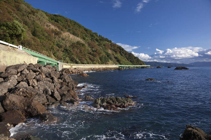 无人,栏杆,横图,室外,白天,正面,旅游,度假,海浪,海洋,礁石,石头,美景,山,道路,路,日本,亚洲,阴影,光线,石子,影子,景观,浪花,山峰,云,云朵,围栏,小路,交通,山峦,云彩,娱乐,护栏,蓝色,白云,蓝天,天空,阳光,自然,海水,天,享受,休闲,景色,放松,自然风光,海景,东亚,本州,本州岛,日本国,中部地方,福井,福井县,大海,风浪,海,海水的波动,礁,近岸浪,石块,岩石,涌浪,彩图