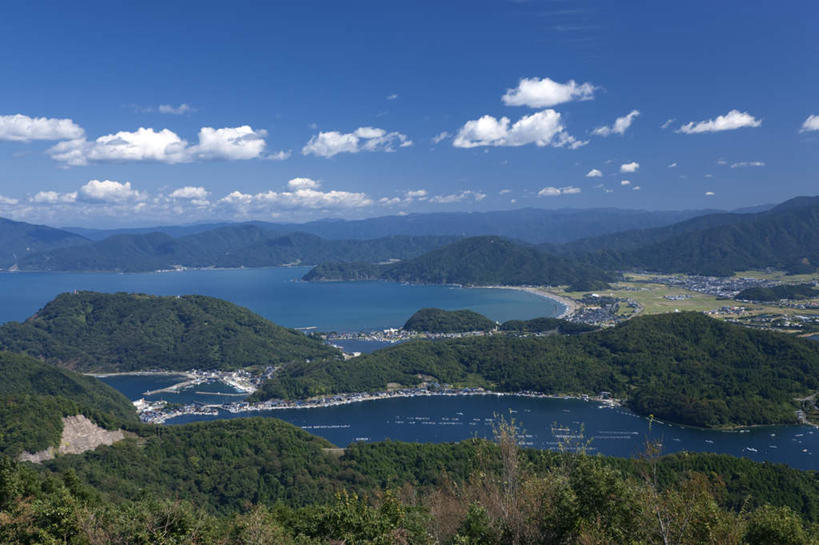 无人,横图,俯视,航拍,室外,白天,旅游,度假,海浪,海洋,美景,山,山脉,树林,植物,日本,亚洲,阴影,光线,影子,景观,浪花,山峰,云,云朵,山峦,云彩,娱乐,树,树木,蓝色,绿色,白云,蓝天,天空,阳光,自然,海水,群山,天,享受,休闲,景色,放松,生长,成长,鸟瞰,自然风光,海景,东亚,本州,本州岛,日本国,中部地方,福井,福井县,大海,风浪,海,海水的波动,近岸浪,涌浪,彩图,高角度拍摄