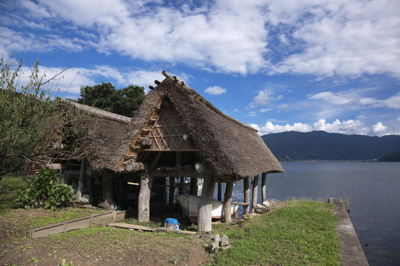 无人,家,木屋,横图,室外,白天,正面,旅游,度假,草地,草坪,湖,湖泊,美景,山,树林,水,植物,日本,亚洲,阴影,光线,影子,湖面,景观,山峰,水流,水面,云,云朵,山峦,云彩,娱乐,住宅,草,树,树木,蓝色,绿色,白云,蓝天,天空,阳光,自然,湖水,天,享受,休闲,景色,放松,生长,成长,自然风光,东亚,本州,本州岛,日本国,中部地方,福井,福井县,彩图,茅舍,茅屋,棚屋,小木屋,小屋