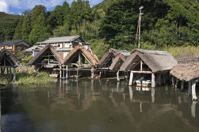 无人,家,木屋,横图,室外,白天,正面,旅游,度假,草地,草坪,湖,湖泊,美景,山,树林,水,植物,日本,亚洲,许多,阴影,光线,影子,湖面,景观,山峰,水流,水面,云,云朵,山峦,云彩,娱乐,住宅,草,树,树木,排列,蓝色,绿色,白云,蓝天,天空,阳光,自然,湖水,天,享受,休闲,景色,放松,生长,成长,队列,自然风光,东亚,本州,本州岛,日本国,中部地方,福井,福井县,彩图,茅舍,茅屋,棚屋,小木屋,小屋