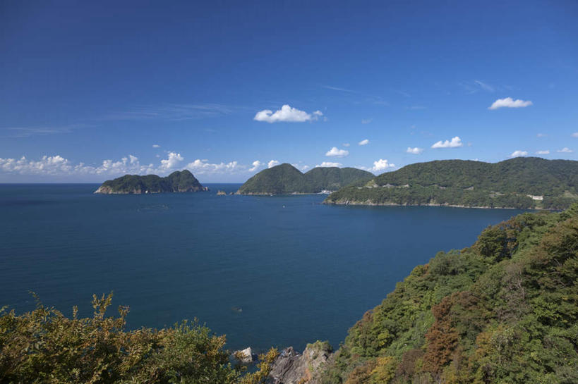 无人,横图,俯视,室外,白天,旅游,度假,海浪,海洋,美景,山,山脉,树林,植物,日本,亚洲,阴影,光线,影子,景观,浪花,山峰,云,云朵,山峦,云彩,娱乐,树,树木,蓝色,绿色,白云,蓝天,天空,阳光,自然,海水,群山,天,享受,休闲,景色,放松,生长,成长,自然风光,海景,东亚,本州,本州岛,日本国,中部地方,福井,福井县,大海,风浪,海,海水的波动,近岸浪,涌浪,彩图,高角度拍摄