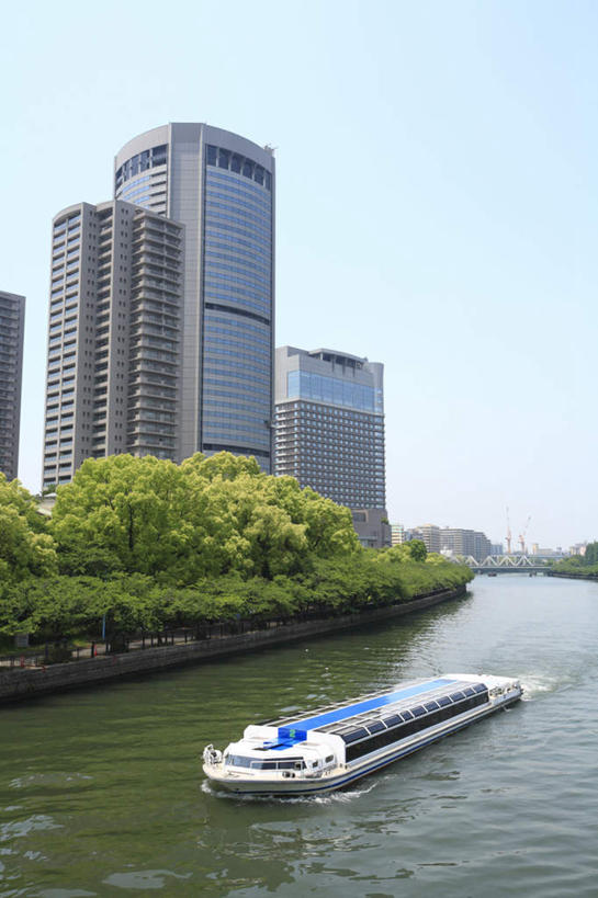 无人,公园,高楼大厦,竖图,室外,白天,正面,旅游,度假,河流,水,植物,大厦,建筑,轮船,摩天大楼,船,日本,亚洲,许多,阴影,光线,影子,河岸,河水,水流,娱乐,树,树木,蓝色,绿色,蓝天,天空,阳光,自然,天,行驶,享受,休闲,放松,大阪,生长,成长,东亚,本州,大阪府,本州岛,日本国,近畿地方,近畿,彩图,大楼,高层建筑,高楼,摩天楼