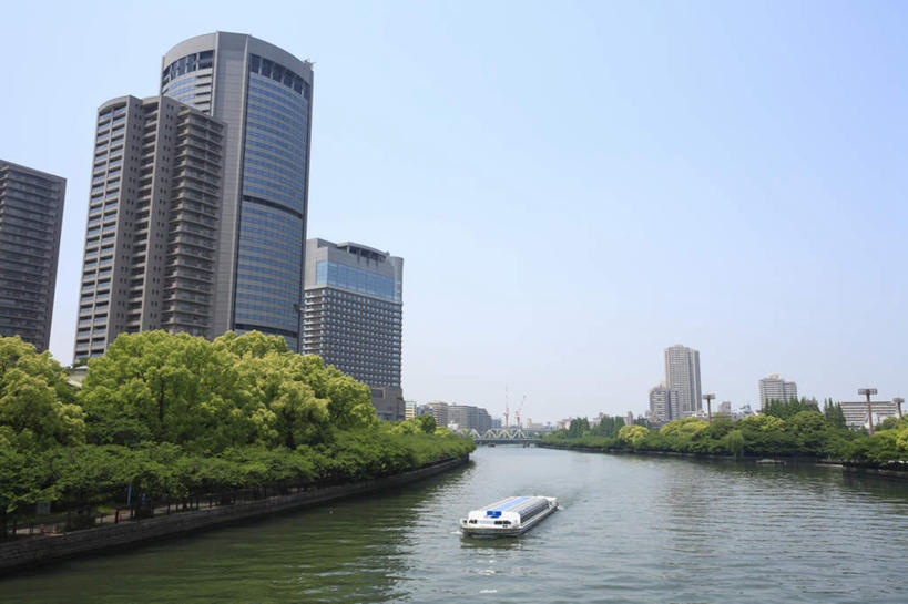 无人,公园,高楼大厦,横图,室外,白天,正面,旅游,度假,河流,水,植物,大厦,建筑,轮船,摩天大楼,船,日本,亚洲,许多,阴影,光线,影子,河岸,河水,水流,娱乐,树,树木,蓝色,绿色,蓝天,天空,阳光,自然,天,行驶,享受,休闲,放松,大阪,生长,成长,东亚,本州,大阪府,本州岛,日本国,近畿地方,近畿,彩图,大楼,高层建筑,高楼,摩天楼