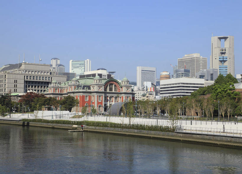 无人,高楼大厦,栏杆,横图,室外,白天,正面,旅游,度假,河流,水,大厦,建筑,摩天大楼,日本,亚洲,许多,河岸,河水,水流,围栏,娱乐,护栏,排列,蓝色,蓝天,天空,天,享受,休闲,放松,大阪,队列,东亚,本州,大阪府,本州岛,日本国,近畿地方,近畿,彩图,大楼,高层建筑,高楼,摩天楼