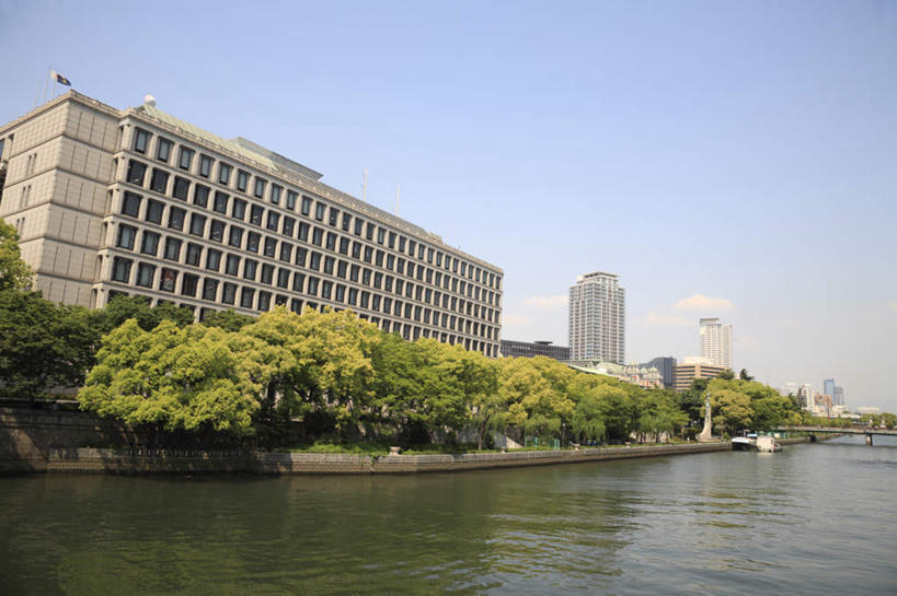 无人,高楼大厦,横图,室外,白天,仰视,旅游,度假,河流,水,植物,大厦,建筑,摩天大楼,日本,亚洲,许多,阴影,光线,影子,河岸,河水,水流,云,云朵,云彩,娱乐,树,树木,蓝色,绿色,白云,蓝天,天空,阳光,自然,天,享受,休闲,放松,大阪,生长,成长,东亚,本州,大阪府,本州岛,日本国,近畿地方,近畿,彩图,低角度拍摄,大楼,高层建筑,高楼,摩天楼