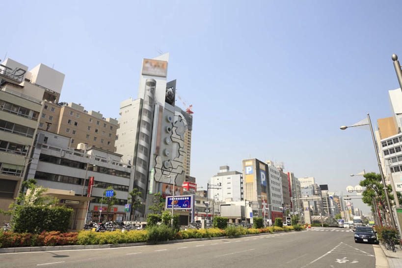 无人,高楼大厦,横图,室外,白天,正面,旅游,度假,植物,大厦,道路,建筑,路,路灯,摩天大楼,公路,日本,亚洲,许多,阴影,光线,影子,灯光,交通,娱乐,灯,树,树木,蓝色,绿色,蓝天,天空,阳光,自然,天,享受,休闲,放松,大阪,生长,成长,照明设备,东亚,本州,大阪府,本州岛,日本国,近畿地方,近畿,马路,彩图,大楼,高层建筑,高楼,摩天楼