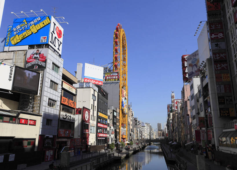 东方人,高楼大厦,商店,走,横图,室外,白天,仰视,购物,度假,办公楼,消费,河流,石头,美景,水,城市风光,超市,城市,大厦,建筑,摩天大楼,商场,写字楼,日本,亚洲,行人,游客,游人,阴影,服装,光线,石子,影子,河水,景观,水流,桥,许多人,注视,休闲装,黄种人,娱乐,石桥,路人,旅客,拱桥,栈桥,衣服,蓝色,蓝天,天空,阳光,楼宇,天,观察,看,一群人,享受,休闲,休闲服,商务楼,景色,放松,金融,百货,服饰,大阪,拱形,晴朗,观看,人行桥,石拱桥,察看,关注,选购,贸易,百货公司,东亚,本州,万里无云,大阪府,本州岛,日本国,近畿地方,近畿,血拼,道顿崛,过客,道顿崛美食街,男人,男性,年轻男性,年轻女性,女人,女性,亚洲人,石块,晴空,晴空万里,步行,散步,走路,半身,彩图,低角度拍摄,大楼,高层建筑,高楼,购物商场,购物中心,摩天楼,商业中心