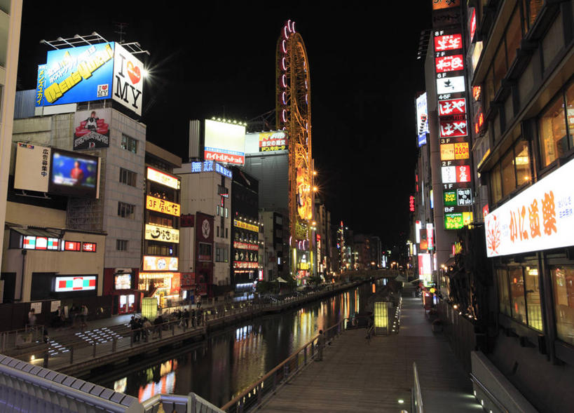 东方人,高楼大厦,商店,走,横图,彩色,室外,夜晚,正面,购物,度假,办公楼,消费,石头,美景,城市风光,超市,城市,大厦,道路,建筑,路,摩天大楼,霓虹灯,商场,写字楼,夜景,公路,日本,亚洲,行人,游客,游人,阴影,服装,光线,石子,影子,景观,天桥,桥,灯光,七彩,交通,许多人,注视,休闲装,黄种人,娱乐,光源,霓虹,路人,旅客,灯,衣服,楼宇,观察,看,一群人,享受,休闲,休闲服,商务楼,景色,放松,金融,百货,服饰,大阪,观看,人行桥,察看,照明设备,关注,选购,贸易,百货公司,东亚,本州,大阪府,本州岛,日本国,近畿地方,近畿,氖灯,血拼,道顿崛,过客,道顿崛美食街,男人,男性,年轻男性,年轻女性,女人,女性,亚洲人,石块,马路,步行,散步,走路,半身,彩图,大楼,高层建筑,高楼,购物商场,购物中心,摩天楼,商业中心