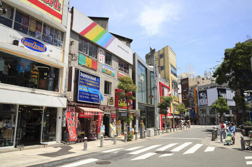 无人,家,横图,室外,白天,正面,旅游,度假,植物,道路,路,人行横道,公路,日本,亚洲,许多,阴影,光线,影子,房屋,屋子,云,云朵,交通,云彩,娱乐,楼房,住宅,树,树木,排列,蓝色,绿色,白云,蓝天,天空,阳光,自然,天,享受,休闲,放松,大阪,生长,成长,队列,人行横道线,东亚,本州,大阪府,本州岛,日本国,近畿地方,近畿,斑马线,马路,彩图,房子