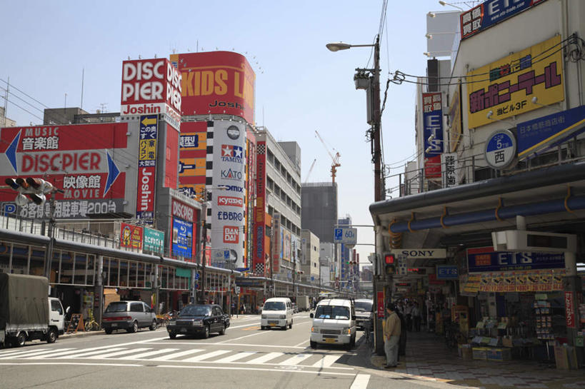 无人,家,横图,室外,白天,正面,旅游,度假,路灯,人行横道,指示牌,汽车,日本,亚洲,许多,阴影,光线,日文,英文,标志,文字,影子,房屋,屋子,灯光,娱乐,标识,楼房,住宅,车,灯,蓝色,蓝天,天空,阳光,交通工具,轿车,天,行驶,享受,休闲,放松,大阪,英文字母,照明设备,人行横道线,东亚,本州,大阪府,本州岛,日本国,近畿地方,近畿,斑马线,彩图,房子