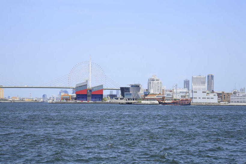 无人,码头,横图,室外,白天,正面,旅游,度假,海浪,海洋,港口,轮船,船,日本,亚洲,阴影,光线,影子,浪花,娱乐,蓝色,蓝天,天空,阳光,海水,天,享受,休闲,放松,大阪,海景,东亚,本州,大阪府,本州岛,日本国,近畿地方,近畿,大海,风浪,海,海水的波动,近岸浪,涌浪,彩图,摆渡口,埠头,渡口,渡头,港湾,海港,货运码头,口岸,商港