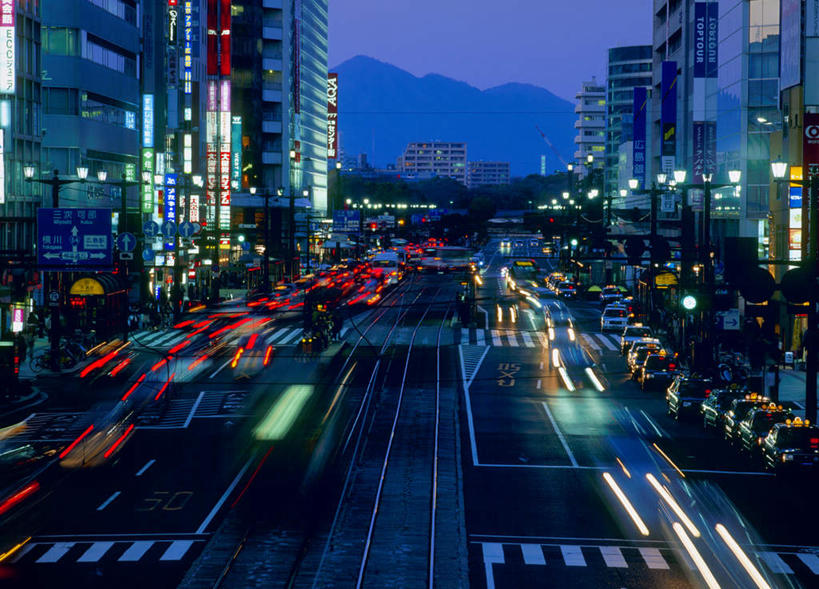 无人,高楼大厦,横图,室外,夜晚,正面,旅游,度假,山,大厦,道路,建筑,路,路灯,摩天大楼,人行横道,公路,汽车,广岛县,日本,亚洲,山峰,灯光,分界线,停车线,交通,山峦,娱乐,车,灯,蓝色,蓝天,天空,交通工具,轿车,天,行驶,享受,休闲,放松,车行道,车行道分界线,照明设备,标线,人行横道线,东亚,车行线,本州,本州岛,日本国,広岛,斑马线,马路,彩图,大楼,高层建筑,高楼,摩天楼