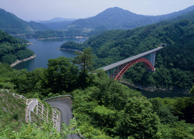 无人,横图,俯视,航拍,室外,白天,旅游,度假,河流,美景,山,山脉,树林,水,植物,大桥,立交桥,桥梁,广岛县,日本,亚洲,阴影,光线,影子,河水,景观,山峰,水流,高架,斜拉桥,桥,山峦,娱乐,树,树木,红色,蓝色,绿色,蓝天,天空,阳光,自然,群山,天,享受,休闲,景色,放松,生长,成长,鸟瞰,自然风光,东亚,本州,本州岛,日本国,広岛,彩图,高角度拍摄