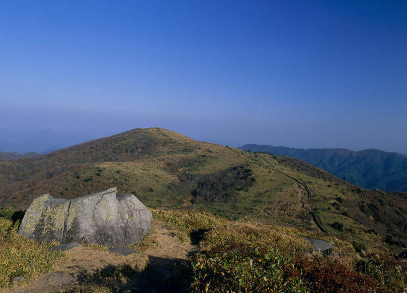 无人,横图,俯视,室外,白天,旅游,度假,石头,美景,山,山脉,植物,广岛县,日本,亚洲,阴影,枯萎,光线,石子,影子,景观,山峰,云,云朵,枯草,山峦,云彩,娱乐,草,树,树木,黄色,蓝色,绿色,白云,蓝天,天空,阳光,自然,群山,天,享受,休闲,景色,放松,生长,成长,自然风光,东亚,本州,本州岛,日本国,広岛,中国地方,石块,岩石,彩图,高角度拍摄
