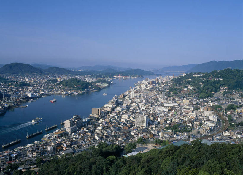 无人,家,码头,横图,俯视,航拍,室外,白天,旅游,度假,海浪,海洋,山,山脉,植物,港口,轮船,船,广岛县,日本,亚洲,许多,波纹,飞溅,溅,液体,房屋,屋子,浪花,山峰,山峦,娱乐,楼房,住宅,树,树木,排列,蓝色,绿色,水纹,自然,海水,船尾波,波浪,群山,享受,休闲,放松,生长,成长,鸟瞰,队列,喷洒,海景,东亚,本州,本州岛,日本国,広岛,中国地方,大海,风浪,海,海水的波动,近岸浪,涌浪,彩图,高角度拍摄,房子,摆渡口,埠头,渡口,渡头,港湾,海港,货运码头,口岸,商港