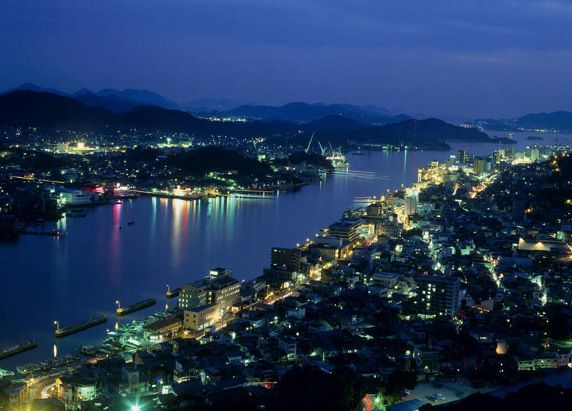 无人,家,码头,横图,俯视,航拍,室外,夜晚,旅游,度假,海浪,海洋,山,山脉,植物,港口,轮船,船,广岛县,日本,亚洲,许多,波纹,飞溅,溅,液体,房屋,屋子,浪花,山峰,灯光,山峦,娱乐,楼房,住宅,灯,树,树木,排列,蓝色,绿色,水纹,自然,海水,船尾波,波浪,群山,享受,休闲,放松,生长,成长,照明设备,鸟瞰,队列,喷洒,海景,东亚,本州,本州岛,日本国,広岛,中国地方,大海,风浪,海,海水的波动,近岸浪,涌浪,彩图,高角度拍摄,房子,摆渡口,埠头,渡口,渡头,港湾,海港,货运码头,口岸,商港