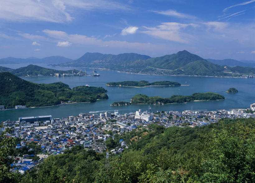 无人,家,横图,俯视,航拍,室外,白天,旅游,度假,海浪,海洋,山,山脉,植物,广岛县,日本,亚洲,许多,房屋,屋子,浪花,山峰,云,云朵,山峦,云彩,娱乐,楼房,住宅,树,树木,排列,蓝色,绿色,白云,蓝天,天空,自然,海水,群山,天,享受,休闲,放松,生长,成长,鸟瞰,队列,海景,东亚,本州,本州岛,日本国,広岛,中国地方,大海,风浪,海,海水的波动,近岸浪,涌浪,彩图,高角度拍摄,房子