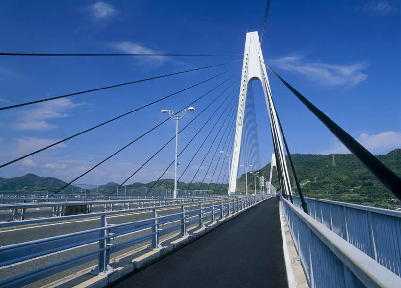 无人,栏杆,横图,室外,白天,仰视,旅游,度假,山,植物,大桥,道路,立交桥,路,桥梁,公路,广岛县,日本,亚洲,阴影,光线,影子,山峰,云,云朵,高架,围栏,斜拉桥,桥,交通,山峦,云彩,娱乐,护栏,树,树木,蓝色,绿色,白云,蓝天,天空,阳光,自然,天,享受,休闲,放松,生长,成长,东亚,本州,本州岛,日本国,広岛,中国地方,生口桥,马路,彩图,低角度拍摄