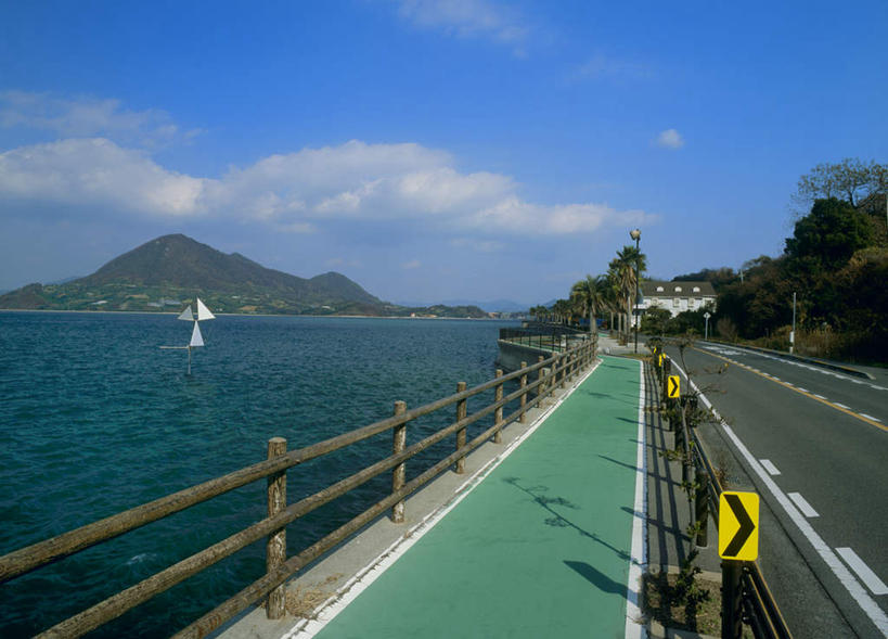 无人,栏杆,横图,室外,白天,正面,旅游,度假,海浪,海洋,山,道路,路,公路,广岛县,日本,亚洲,阴影,光线,影子,浪花,山峰,云,云朵,围栏,交通,山峦,云彩,娱乐,护栏,蓝色,白云,蓝天,天空,阳光,海水,天,享受,休闲,放松,海景,东亚,本州,本州岛,日本国,広岛,中国地方,大海,风浪,海,海水的波动,近岸浪,涌浪,马路,彩图