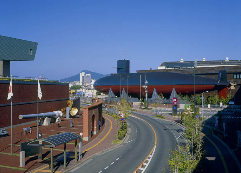 无人,博物馆,横图,室外,白天,正面,旅游,度假,名胜古迹,植物,道路,地标,路,公路,旗帜,国旗,广岛县,日本,亚洲,阴影,遗迹,光线,影子,交通,古迹,文物,娱乐,古建筑,树,树木,蓝色,绿色,蓝天,天空,阳光,自然,天,享受,休闲,旅游胜地,放松,生长,成长,古文明,东亚,本州,本州岛,日本国,広岛,中国地方,旗,马路,彩图,标志性建筑