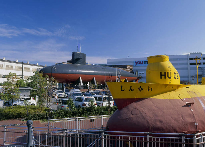 无人,博物馆,栏杆,横图,室外,白天,正面,旅游,度假,名胜古迹,植物,道路,地标,路,公路,汽车,广岛县,日本,亚洲,许多,阴影,遗迹,光线,影子,云,云朵,围栏,交通,云彩,古迹,文物,娱乐,古建筑,护栏,车,树,树木,排列,蓝色,绿色,白云,蓝天,天空,阳光,自然,交通工具,轿车,天,享受,休闲,旅游胜地,放松,生长,成长,队列,古文明,东亚,本州,本州岛,日本国,広岛,中国地方,马路,彩图,标志性建筑