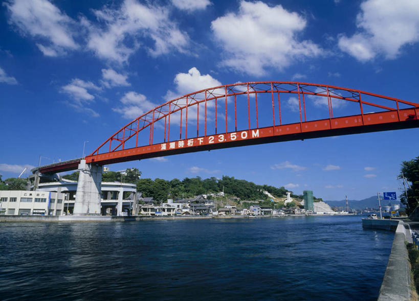 无人,家,横图,室外,白天,仰视,旅游,度假,海浪,海洋,大桥,立交桥,桥梁,指示牌,广岛县,日本,亚洲,许多,阴影,光线,日文,标志,数字,文字,影子,房屋,屋子,浪花,云,云朵,高架,斜拉桥,桥,云彩,娱乐,标识,楼房,住宅,排列,红色,蓝色,白云,蓝天,天空,阳光,海水,天,享受,休闲,放松,阿拉伯数字,队列,海景,东亚,本州,本州岛,日本国,広岛,中国地方,音戸大桥,大海,风浪,海,海水的波动,近岸浪,涌浪,彩图,低角度拍摄,房子