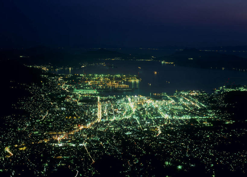 无人,家,横图,俯视,航拍,室外,夜晚,旅游,度假,海浪,海洋,广岛县,日本,亚洲,许多,房屋,屋子,浪花,灯光,娱乐,楼房,住宅,灯,排列,蓝色,海水,灯具,享受,休闲,放松,照明设备,鸟瞰,队列,海景,东亚,本州,本州岛,日本国,広岛,中国地方,大海,风浪,海,海水的波动,近岸浪,涌浪,彩图,高角度拍摄,房子