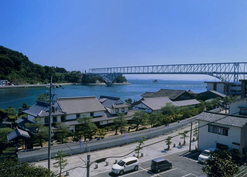 无人,家,横图,俯视,室外,白天,旅游,度假,河流,水,大桥,道路,立交桥,路,桥梁,公路,汽车,广岛县,日本,亚洲,许多,房屋,屋子,河水,水流,高架,斜拉桥,桥,交通,娱乐,楼房,住宅,车,排列,蓝色,蓝天,天空,交通工具,轿车,天,行驶,享受,休闲,放松,队列,东亚,本州,本州岛,日本国,広岛,中国地方,蒲刈大桥,马路,彩图,高角度拍摄,房子