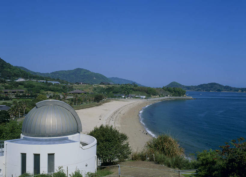 无人,家,横图,俯视,室外,白天,旅游,度假,海浪,海洋,沙滩,山,山脉,树林,植物,广岛县,日本,亚洲,沙子,房屋,屋子,海岸,浪花,山峰,沙地,山峦,娱乐,楼房,住宅,树,树木,蓝色,绿色,蓝天,天空,自然,海水,群山,天,享受,休闲,放松,生长,成长,海景,东亚,本州,本州岛,日本国,広岛,中国地方,大海,风浪,海,海水的波动,海滩,近岸浪,涌浪,彩图,高角度拍摄,房子