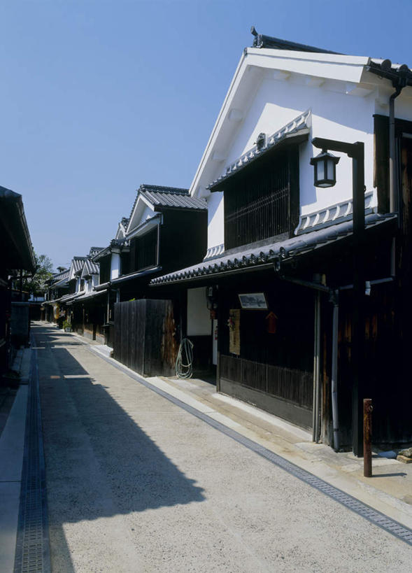 无人,家,竖图,室外,白天,正面,旅游,度假,道路,路,公路,广岛县,日本,亚洲,阴影,光线,电线,瓦片,影子,房屋,屋檐,屋子,交通,娱乐,楼房,檐,住宅,蓝色,蓝天,天空,阳光,天,享受,休闲,放松,东亚,本州,本州岛,日本国,広岛,中国地方,马路,彩图,房子