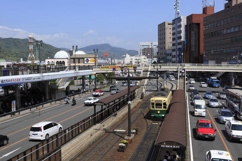 无人,家,栏杆,横图,俯视,室外,白天,旅游,度假,山,树林,植物,道路,路,公路,汽车,电车,长崎,日本,亚洲,阴影,光线,电缆,电线,影子,房屋,屋子,山峰,云,云朵,围栏,交通,山峦,云彩,娱乐,护栏,楼房,住宅,车,树,树木,蓝色,绿色,白云,蓝天,天空,阳光,自然,交通工具,轿车,天,享受,休闲,放松,生长,成长,东亚,日本国,长崎县,九州本岛,九州,九州岛,九州地方,马路,彩图,高角度拍摄,房子