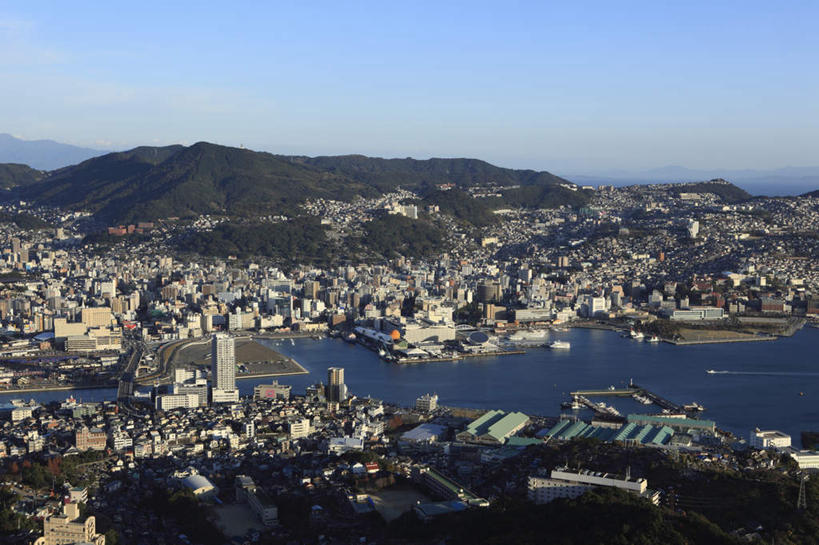 无人,家,横图,俯视,航拍,室外,白天,旅游,度假,海浪,海洋,山,树林,植物,长崎,日本,亚洲,许多,密集,房屋,屋子,浪花,山峰,云,云朵,山峦,云彩,娱乐,楼房,住宅,树,树木,排列,蓝色,绿色,白云,蓝天,天空,自然,海水,天,享受,休闲,放松,生长,成长,鸟瞰,队列,海景,东亚,日本国,长崎县,九州本岛,九州,九州岛,九州地方,大海,风浪,海,海水的波动,近岸浪,涌浪,彩图,高角度拍摄,房子