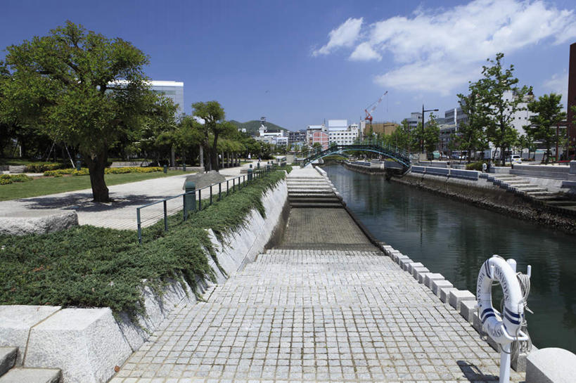 无人,家,栏杆,横图,室外,白天,正面,旅游,度假,草地,草坪,河流,水,植物,楼梯,长崎,日本,亚洲,阴影,光线,影子,房屋,阶梯,屋子,河岸,河水,水流,云,云朵,围栏,桥,云彩,娱乐,护栏,楼房,台阶,住宅,栈桥,草,树,树木,蓝色,绿色,白云,蓝天,天空,阳光,自然,天,享受,休闲,放松,生长,成长,人行桥,东亚,日本国,长崎县,九州本岛,九州,九州岛,九州地方,彩图,房子