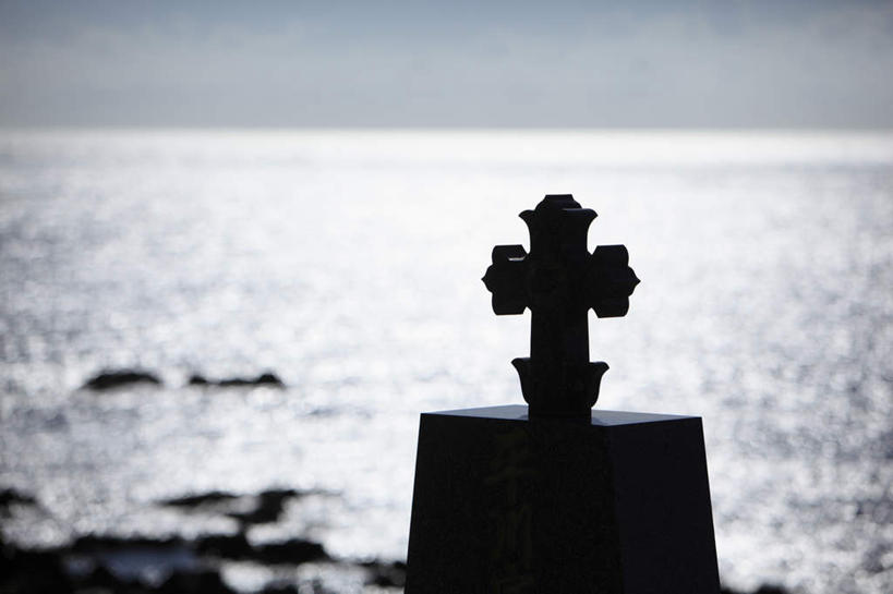 无人,横图,室外,白天,正面,旅游,度假,海浪,海洋,雕塑,长崎,日本,亚洲,阴影,光线,雕刻,十字架,影子,浪花,背光,娱乐,蓝色,阳光,海水,享受,休闲,放松,宗教,信仰,逆光,海景,东亚,日本国,长崎县,九州本岛,九州,九州岛,九州地方,大海,风浪,海,海水的波动,近岸浪,涌浪,彩图